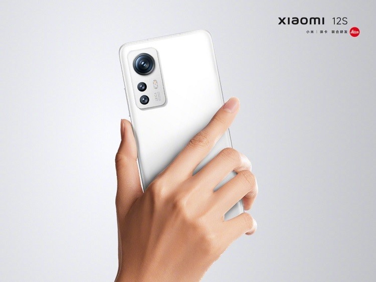 小米Xiaomi 12S纯白色机身搭配骁龙8＋处理器